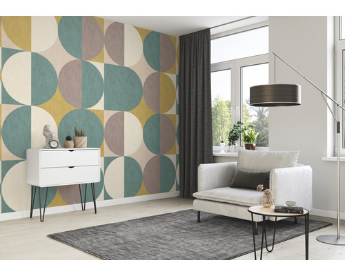 Salon avec papier peint à motifs, fauteuil et meuble blanc