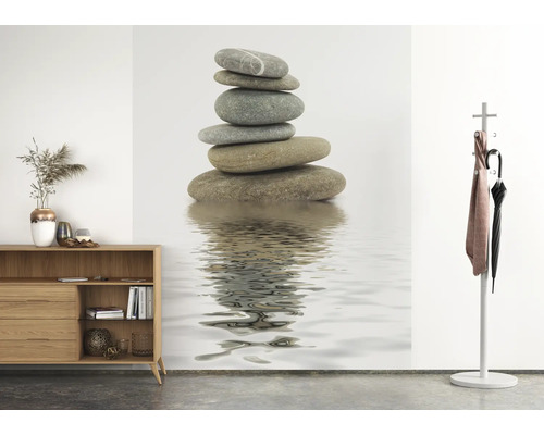 Fototapete mit Steinturm und Wasser im Interieur, Kommode und Garderobe im Raum