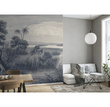 Wohnzimmer mit Tapete mit Elefantenmotiv, Sofa, Tisch und Lampe