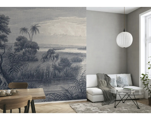 Wohnzimmer mit Tapete mit Elefantenmotiv, Sofa, Tisch und Lampe