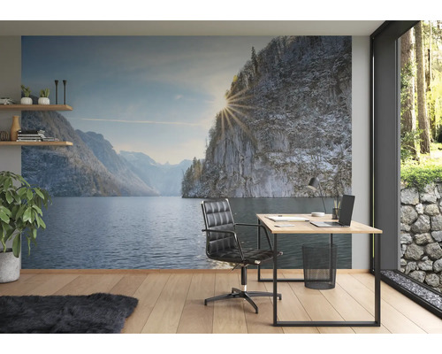 Fototapete mit Bergsee-Motiv in einem modern eingerichteten Arbeitszimmer