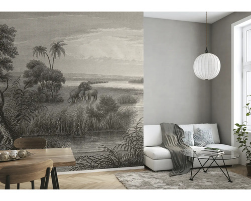 Wohnraum mit Elefanten-Motivtapete, Sofa, Tisch und Lampe
