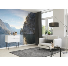 Salon avec papier peint photo lac de montagne, fauteuil, tapis et commode