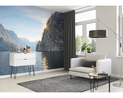 Wohnzimmer mit Fototapete Bergsee, Sessel, Teppich und Kommode
