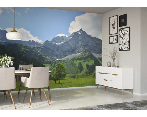 Esszimmer mit Fototapete Berglandschaft, Esstisch, Stühlen und Sideboard