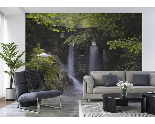 Salon avec papier peint photo d''une cascade dans un paysage verdoyant.