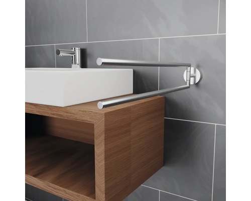 Lavabo avec porte-serviettes pivotant sur mur carrelé