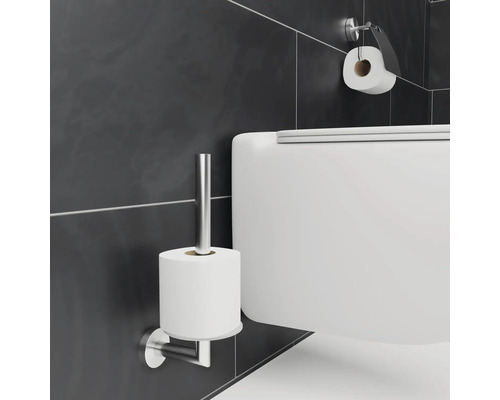 Badezimmer mit Toilette, Toilettenpapierhalter mit Papier und Toilettenbürste