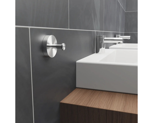 Salle de bain avec patère et lavabos