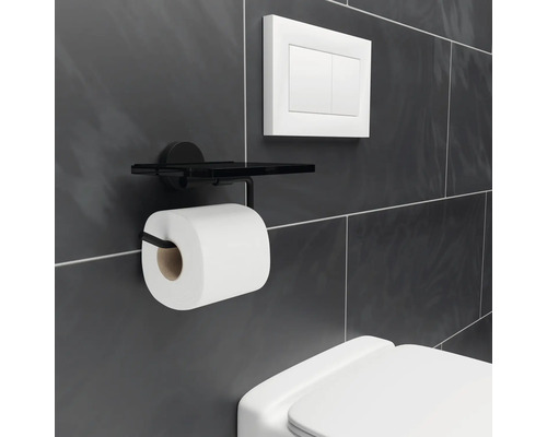 Toilettenpapierhalter mit Ablagefläche im Badezimmer.