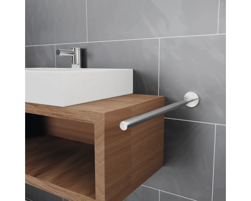 Lavabo de salle de bain avec meuble-lavabo et porte-serviettes
