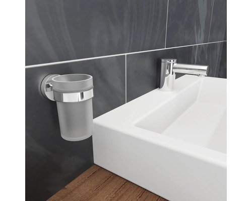 Wandmontierter Zahnputzbecherhalter neben einem Waschbecken