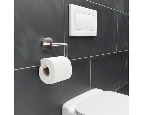 Toilettenpapierhalter aus Metall mit Toilettenpapierrolle und Betätigungsplatte im Badezimmer