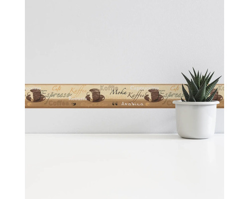 Bordure avec motif café sur un mur à côté d''une plante d''intérieur