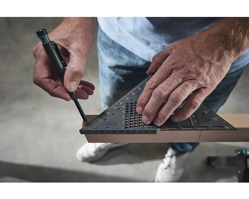 Eine Person markiert ein Holzstück mit einem Zimmermannswinkel und einem Stift