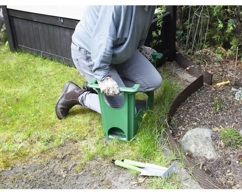 Personne agenouillée sur un tabouret de jardin pour jardiner.