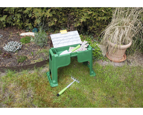 Banc de jardin avec espace de rangement et outils de jardin sur une pelouse