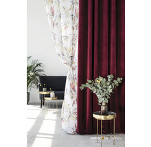 Arrangement décoratif avec un rideau à fleurs et un rideau en velours bordeaux dans le salon