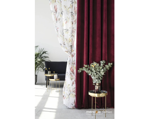 Arrangement décoratif avec un rideau à fleurs et un rideau en velours bordeaux dans le salon