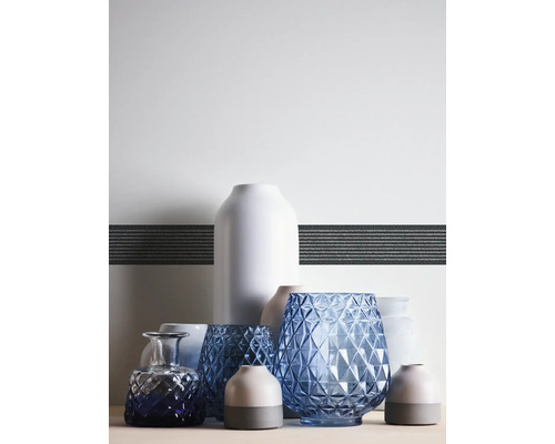 Dekorative Vasen aus Glas und Keramik in verschiedenen Formen und Größen auf einer Oberfläche.