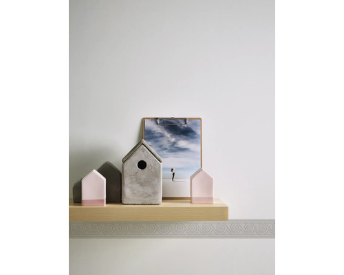 Étagère décorative avec des maisons et une image sur une étagère.