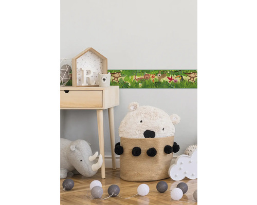 Décoration de chambre d''enfant avec bordure d''animaux de la jungle, table de chevet et jouets