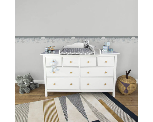 Chambre d''enfant avec commode à langer, jouets et tapis