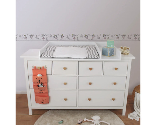Table à langer blanche avec matelas à langer, tiroirs et rangement mural à motifs animaliers