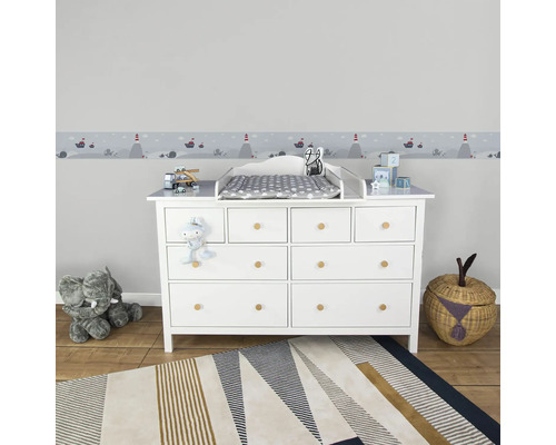 Chambre d''enfant avec commode à langer, jouets et tapis