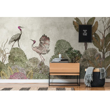 Scène avec papier peint à motifs de grues et de plantes, petite armoire en bois et décoration