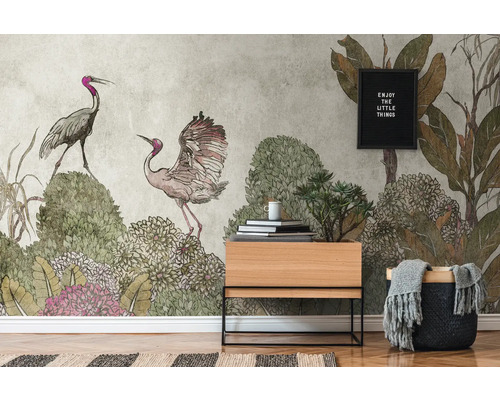 Scène avec papier peint à motifs de grues et de plantes, petite armoire en bois et décoration