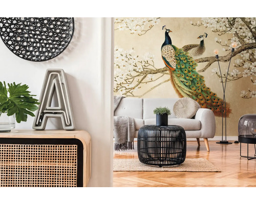 Salon avec papier peint paon, canapé et décorations