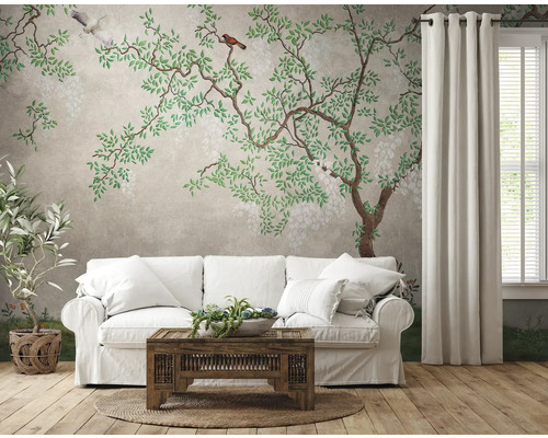 Salon avec canapé devant un papier peint à motifs d''arbres et d''oiseaux