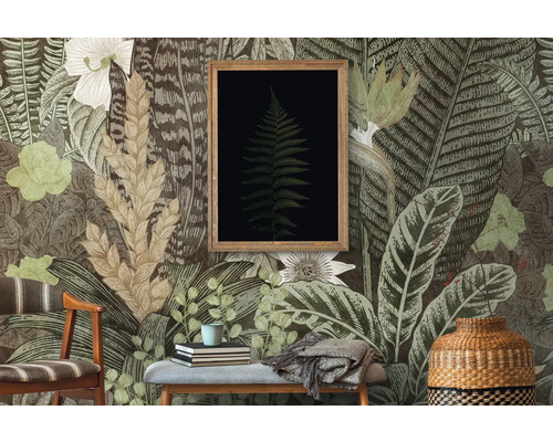 Wohnzimmer mit gemusterter Tapete, einem gerahmten Farndruck, einem Stuhl und einer Bank