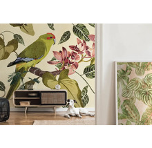 Wohnraum mit Fototapete, die einen Papagei, Orchideen und tropische Blätter zeigt