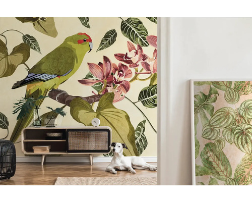 Espace de vie avec papier peint photo représentant un perroquet, des orchidées et des feuilles tropicales