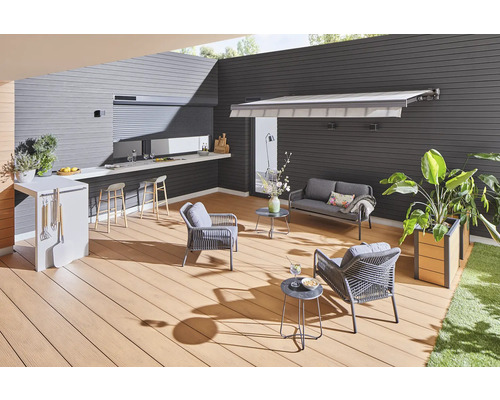 Terrasse avec mobilier de jardin, coin barbecue et store pour l''extérieur