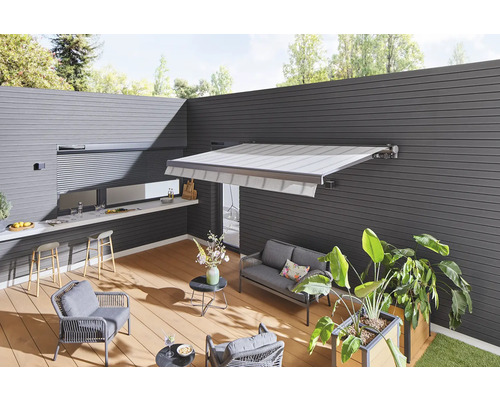 Terrasse avec store, mobilier de jardin et volets roulants