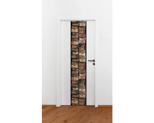 Zimmertür mit Türposter, das Holzkisten zeigt