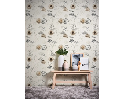 Scène avec un mur à motifs de tasses à café, une table en bois et des décorations