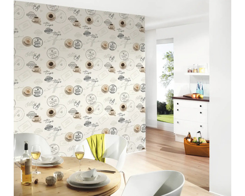 Salle à manger avec papier peint à motifs de tasses à café, table en bois et chaises blanches