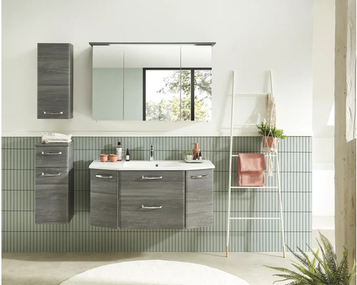 Modernes Badezimmer mit Waschtisch, Spiegelschrank und Hochschrank in Holzoptik.