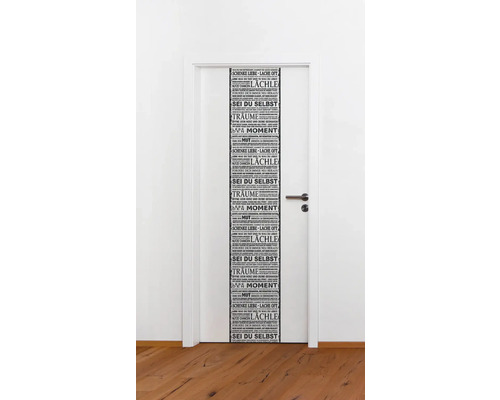 Porte blanche avec inscription décorative