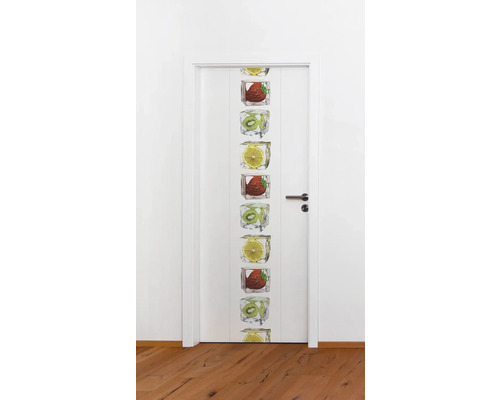 Weiße Tür mit Dekorfolie mit Früchten in Eiswürfeln