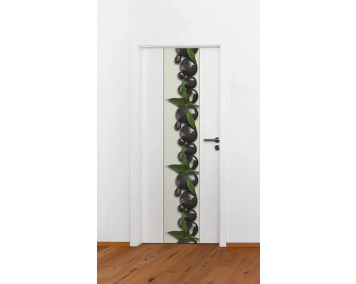 Porte décorée avec des pierres et des feuilles