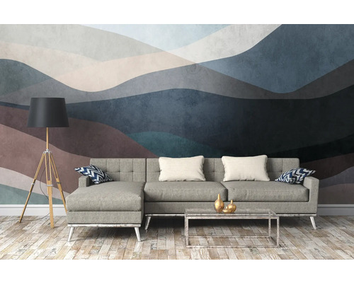 Wohnzimmer mit grauer Couch, Tisch und gemusterter Tapete