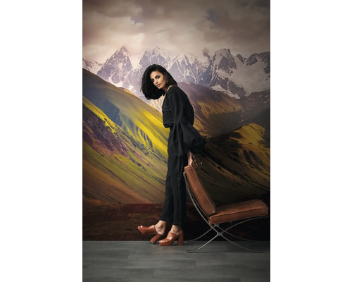 Papier peint décoratif de montagne avec une femme appuyée sur une chaise Barcelone