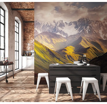 Esszimmer mit Fototapete Berglandschaft, Holztisch und weißen Hockern