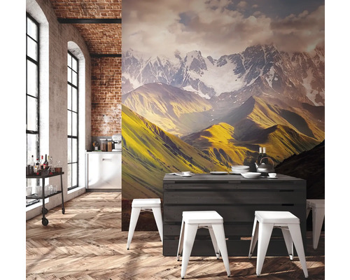 Salle à manger avec papier peint photo paysage de montagne, table en bois et tabourets blancs