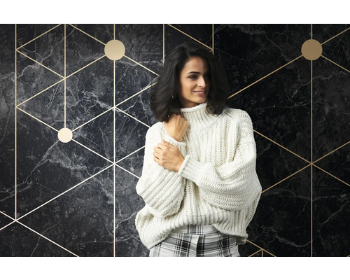 Dekorative Wandgestaltung mit Marmoroptik und geometrischen Mustern für stilvolle Innenräume.